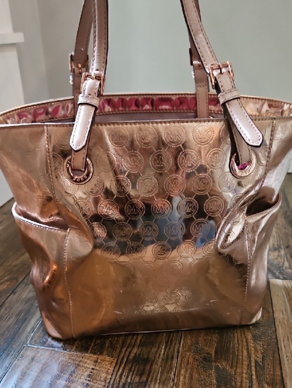 Michael Kors Metallic Rose Gold Tote with Matching Wallet - Picture 4 of 16